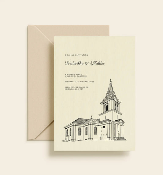 Cremefarvet bryllupsinvitation med detaljeret sort stregtegning af Ansgars Kirke i Aalborg og elegant typografi.