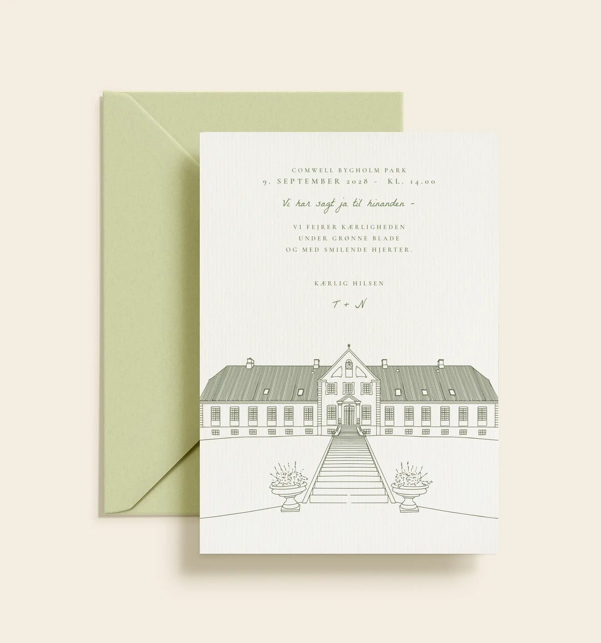 Bryllupsinvitation med grøn håndtegnet illustration af Comwell Bygholm Park, grøn typografi og matchende lysegrøn kuvert.