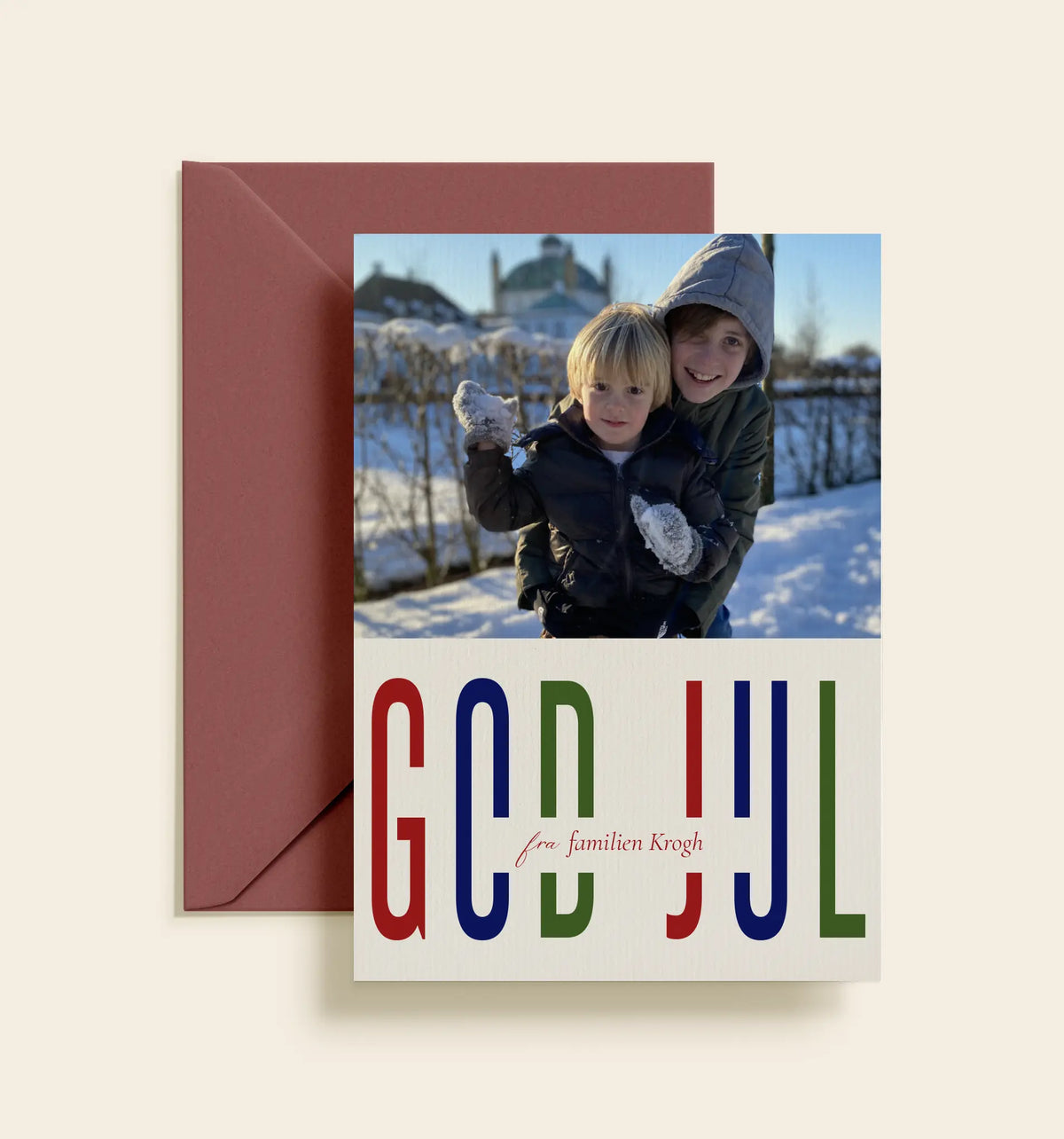 Personligt julekort med eget foto, skrift i julefarver.