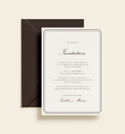 Cremehvid bryllupsinvitation med en dobbelt brun ramme med afskårne hjørner. Øverst står teksten "Efterårsbryllup" og "Invitation", efterfulgt af bryllupsoplysninger i klassisk brun typografi. Nederst står navnene Isabella og Marcus med svungne bogstaver.