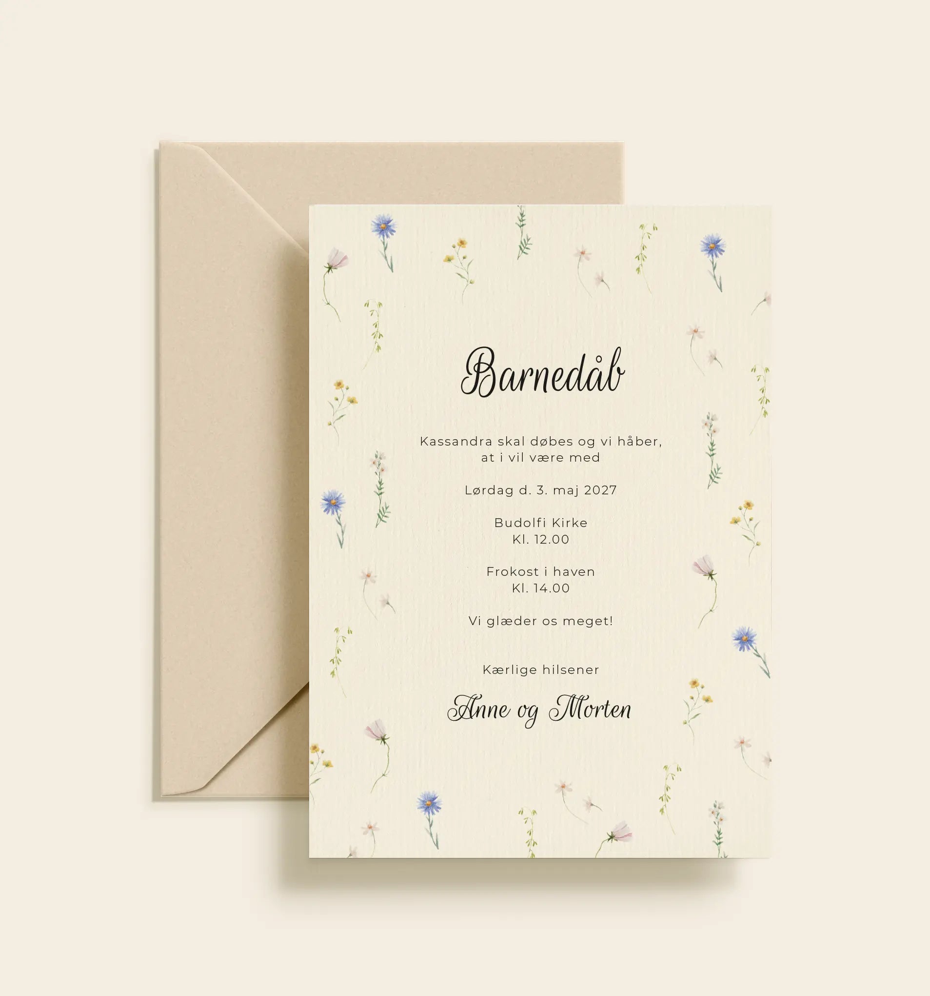 Kassandra barnedåbsinvitation med små håndillustrerede blomster i sarte farver og beige kuvert