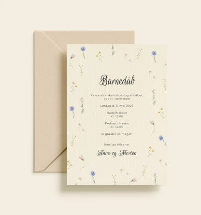 Kassandra barnedåbsinvitation med små håndillustrerede blomster i sarte farver og beige kuvert