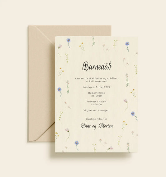 Kassandra barnedåbsinvitation med små håndillustrerede blomster i sarte farver og beige kuvert