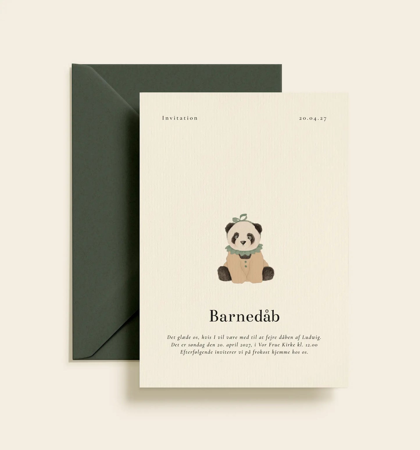 Personlig barnedåbsinvitation med håndtegnet panda.