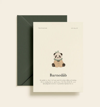 Personlig barnedåbsinvitation med håndtegnet panda.