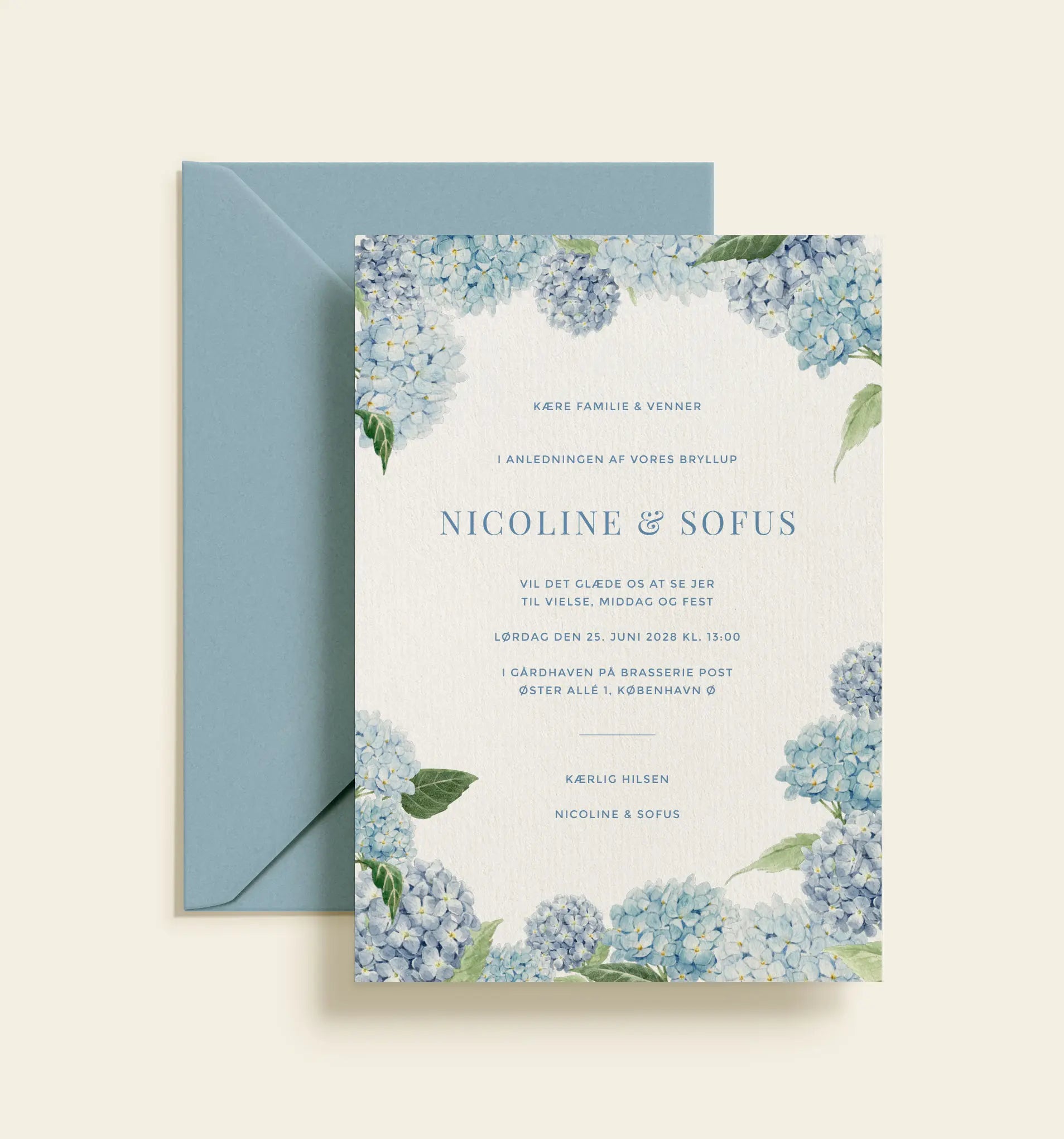 Nicoline & Sofus Bryllup – romantisk bryllupsinvitation med blå hortensiaer, botanisk blomsterdesign og elegant typografi.
