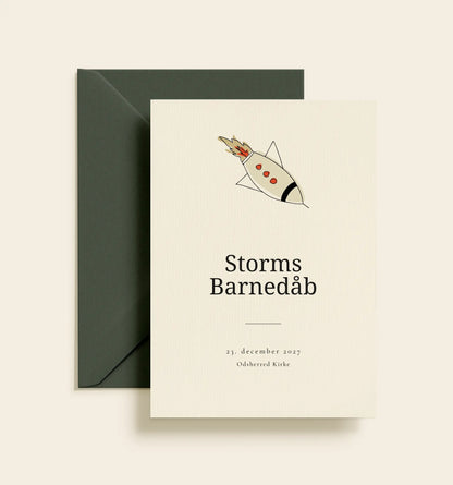 Storm barnedåbsinvitation i creme med håndillustreret raket og mørkegrøn kuvert