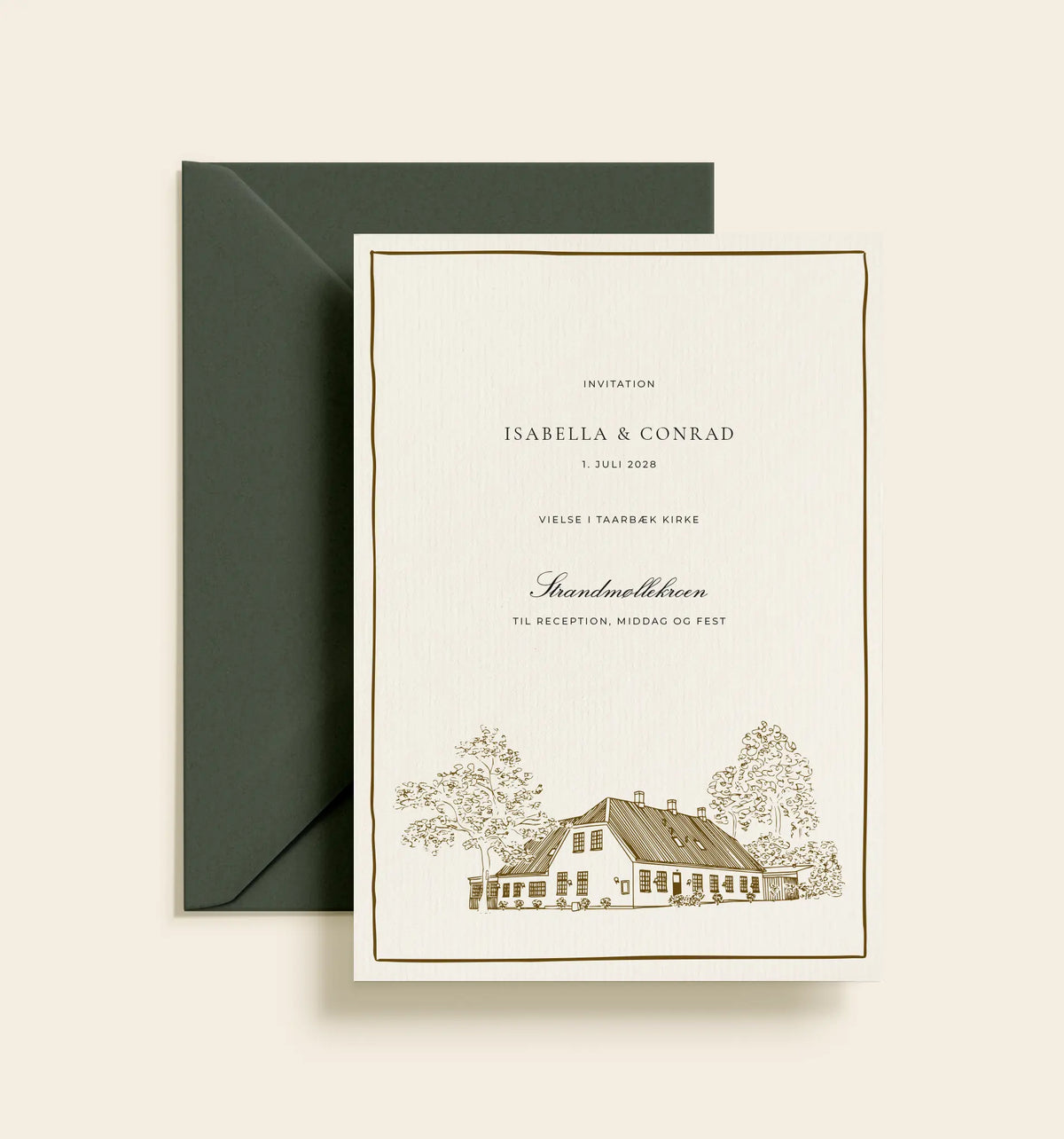 Bryllupsinvitation til Strandmøllekroen med håndtegnet illustration af kroen og elegant, klassisk design.