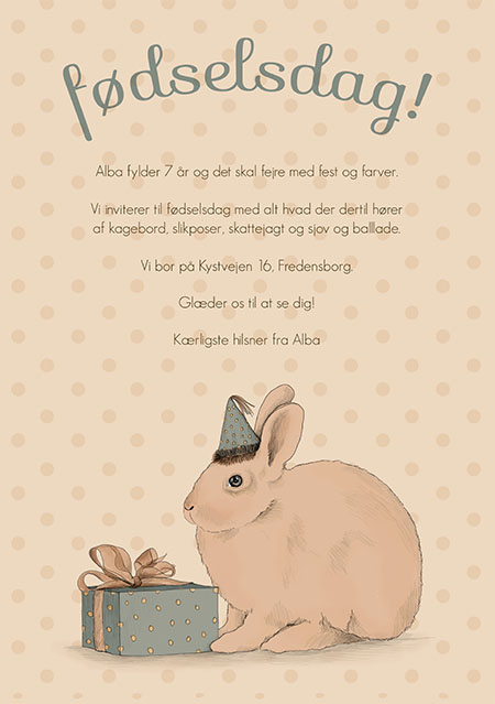 
                Skønneste fødselsdaginvitation tegnet af den israelske kunstner Gabriella Barouch. Hvilken lille pige eller dreng elsker ikke kaniner og gaver? Personliggør forside såvel som bagsiden med jeres egen tekst og inviter til et brag af en børnefødselsdag.                 